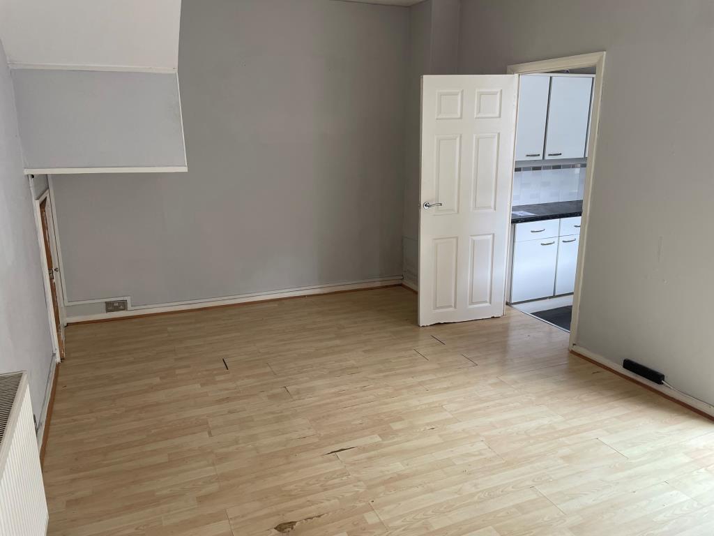 Lot: 142 - GROUND FLOOR FLAT WITH PATIO CLOSE CITY CENTRE - Living room with door to kitchen